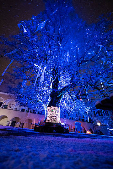 Lichtbaum in Millstatt strahlt in blau