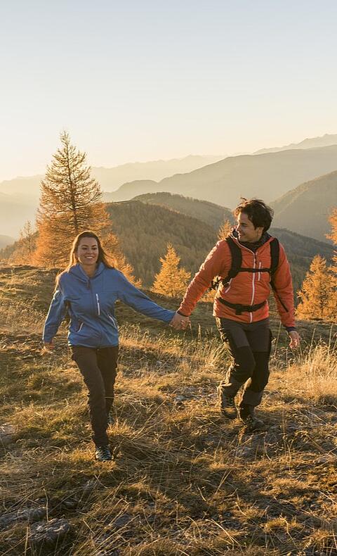 Wanderpaar auf Etappe 6 des Nockberge Trail zwischen Bad Kleinkirchheim und Erlacherhaus im UNESCO Biosphärenpark.