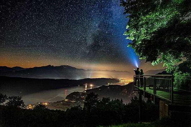 Der Sternenbalkon bei Sternennacht und Ausblick auf den Millstätter See