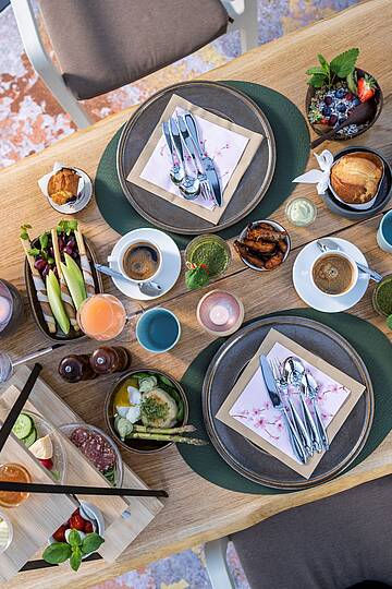 Diverse Brunch-Gerichte für zwei unter der Glaskuppel