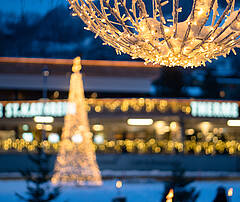 Magische Vorweihnachtszeit mit schönen Lichtern am Alpinen Thermen-Advent 