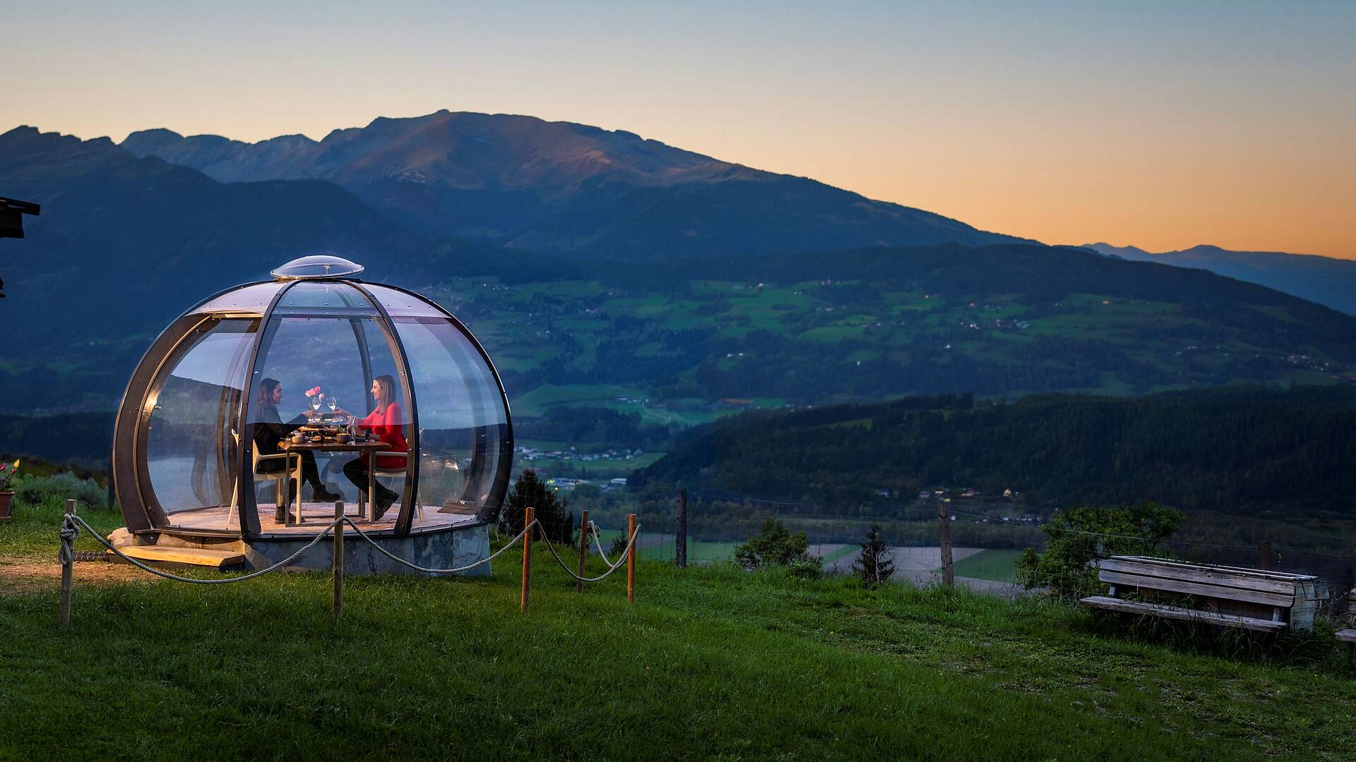 Kulinarik bei Sonnenuntergang in der Glaskuppel