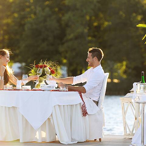 Festlich gedeckter Tisch für zwei Personen auf der Dinnerinsel im Millstätter See