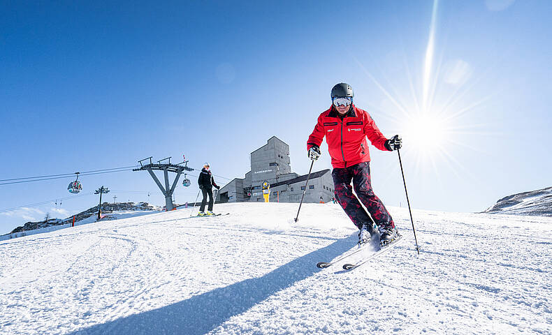 Franz Klammer fährt mit seinen Ski die Piste in Bad Kleinkirchheim hinunter